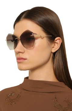 Женские солнцезащитные очки MIU MIU серого цвета, арт. SMU59U-E135-F00A5 | Фото 2 (Нос: Не проставлено; Материал: Пластик, Металл; Материал сплава: Проставлено; Тип очков: С/з; Очки форма: Креативные; Оптика Гендер: оптика-женское)