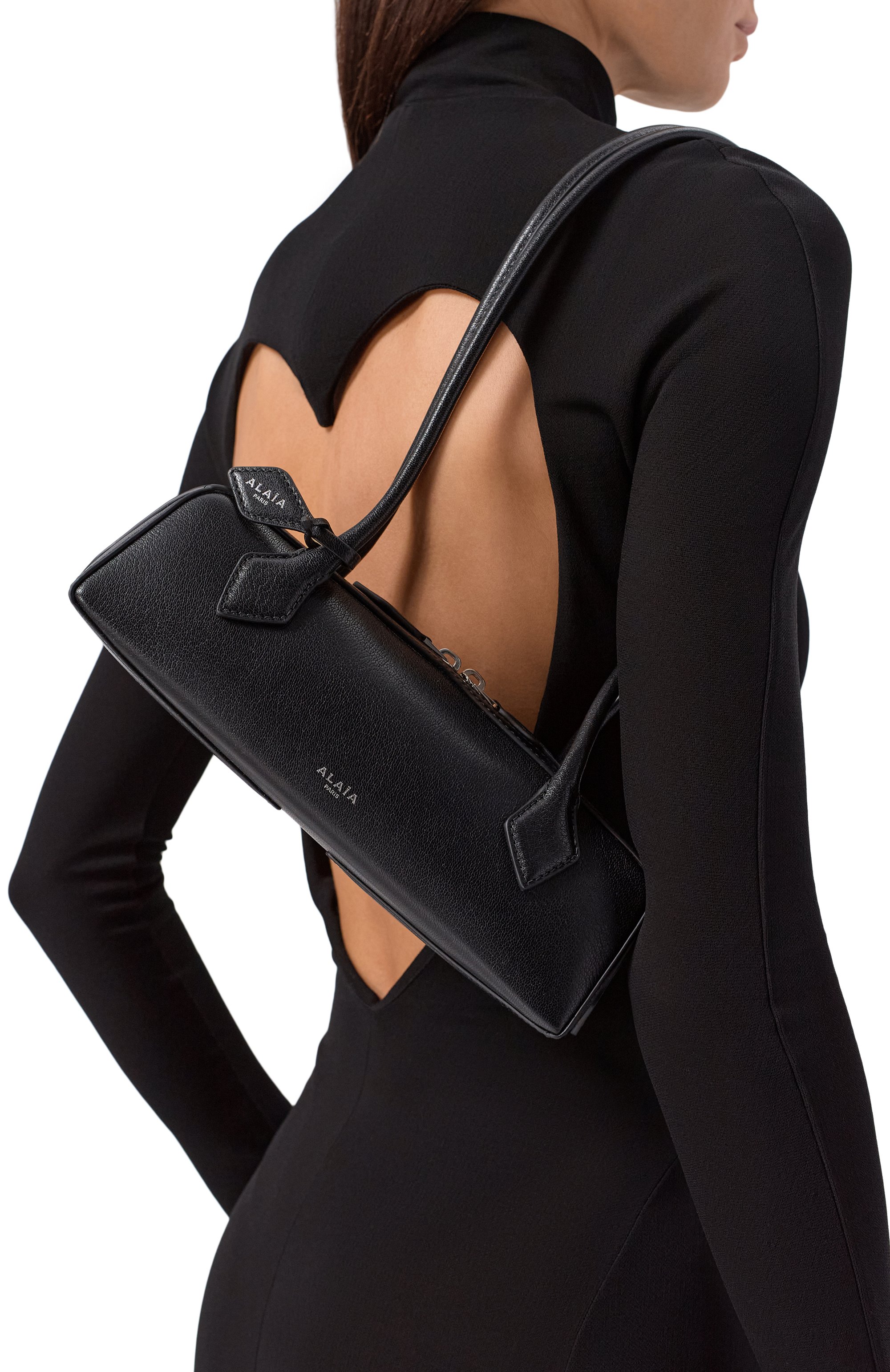 Сумка le teckel small ALAIA черного цвета по цене 292500 руб., арт. AA1S06029CA212, фото 2 Сумка le teckel small ALAIA, арт. AA1S06029CA212, фото 2