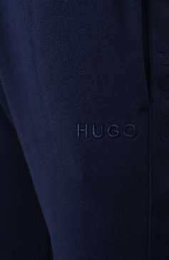 Мужские хлопковые джоггеры HUGO темно-синего цвета, арт. 50520501 | Фото 6 (Драгоценные камни: Проставлено; Длина (брюки, джинсы): Стандартные; Материал сплава: Проставлено; Силуэт М (брюки): Джоггеры; Стили: Спорт-шик; Материал внешний: Хлопок)