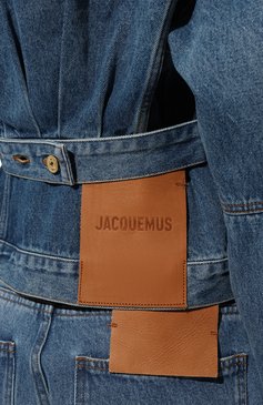 Женская джинсовая куртка JACQUEMUS голубого цвета, арт. 24E/241DE036 | Фото 5 (Материал сплава: Проставлено; Драгоценные камни: Проставлено; Рукава: Длинные; Материал внешний: Хлопок, Деним; Длина (верхняя одежда): Короткие; Кросс-КТ: Деним, Куртка, Легкие; Стили: Кэжуэл)