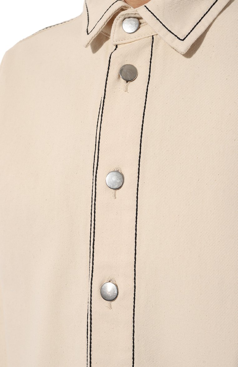 Женская джинсовая рубашка YUZEFI кремвого цвета, арт. YUZRS24-RW-TP02-22 | Фото 5 (Рукава: Длинные; Кросс-КТ: Деним; Принт: Без принта; Женское Кросс-КТ: Рубашка-одежда; Длина (для топов): Стандартные; Материал сплава: Проставлено; Материал внешний: Хлопок, Деним; Драгоценные камни: Проставлено; Стили: Кэжуэл)