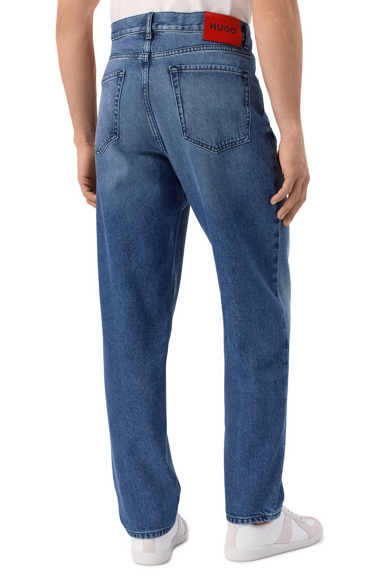 Мужские джинсы tapered fit HUGO синего цвета, арт. 50537707 | Фото 4 (Материал внешний: Хлопок, Деним; Длина (брюки, джинсы): Стандартные; Силуэт М (брюки): Широкие; Кросс-КТ: Деним; Детали: Делаве; Стили: Повседневный; Автоматизация ТО: Проставлено; Автоматизация состава: Проставлено)