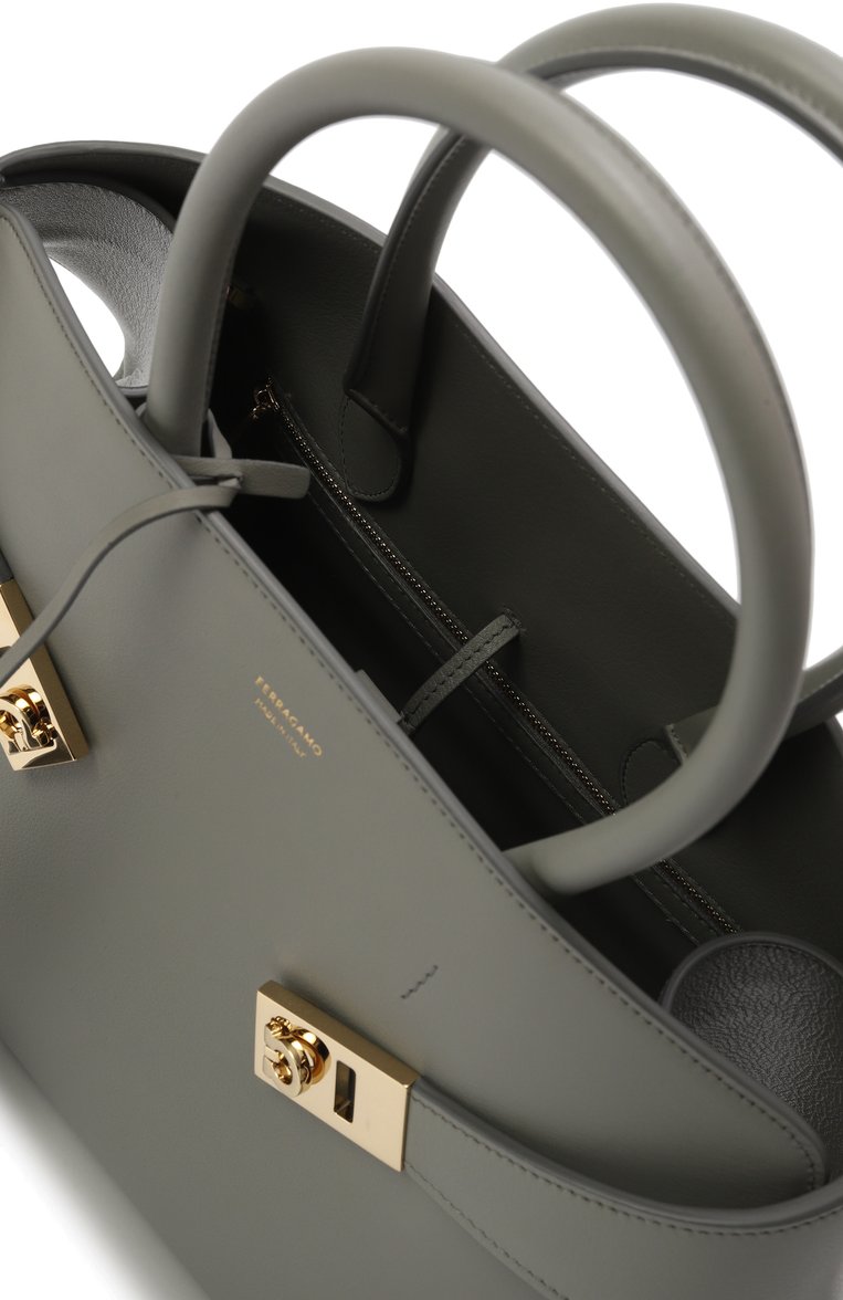 Женская сумка hug medium FERRAGAMO серого цвета, арт. 215608/775279 | Фото 5 (Материал: Натуральная кожа; Ремень/цепочка: На ремешке; Размер: medium)