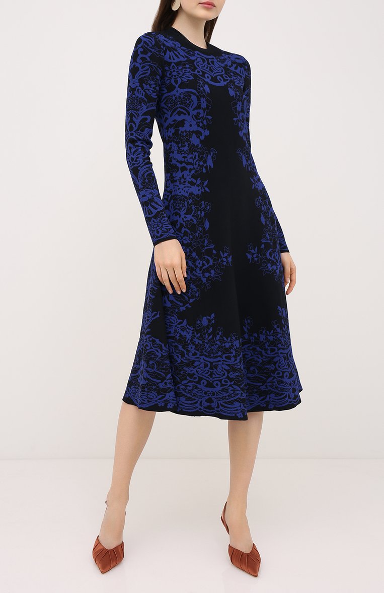 Женское платье из вискозы VALENTINO синего цвета, арт. UB3KDA775N1 | Фото 3 (Рукава: Длинные; Длина Ж (юбки, платья, шорты): Миди; Женское Кросс-КТ: Платье-одежда; Случай: Повседневный; Материал внешний: Вискоза; Нос: Не проставлено)