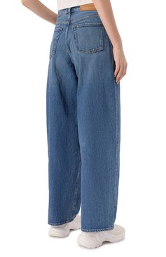 Женские джинсы 7 FOR ALL MANKIND синего цвета, арт. JSSAC100JA | Фото 4 (Драгоценные камни: Проставлено; Длина (брюки, джинсы): Стандартные; Материал сплава: Проставлено; Детали: Делаве; Силуэт Ж (брюки и джинсы): Широкие; Материал внешний: Деним, Хлопок; Кросс-КТ: Деним; Стили: Кэжуэл)