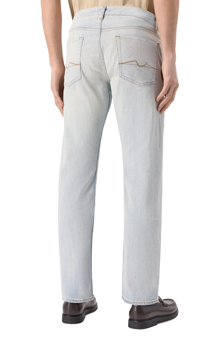 Мужские джинсы 7 FOR ALL MANKIND голубого цвета, арт. JSMNC120MZ | Фото 4 (Материал внешний: Хлопок, Деним; Драгоценные камни: Проставлено; Длина (брюки, джинсы): Стандартные; Материал сплава: Проставлено; Детали: Делаве; Кросс-КТ: Деним; Силуэт М (брюки): Прямые; Стили: Кэжуэл, Повседневный)