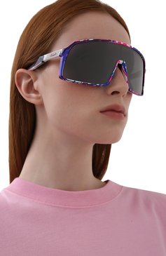 Женские солнцезащитные очки OAKLEY разноцветного цвета, арт. 9406-940625 | Фото 2 (Кросс-КТ: С/з-унисекс; Региональные ограничения белый список (Axapta Mercury): Не проставлено, RU; Нос: Не проставлено; Материал: Пластик; Тип очков: С/з; Очки форма: Маска; Оптика Гендер: оптика-унисекс)