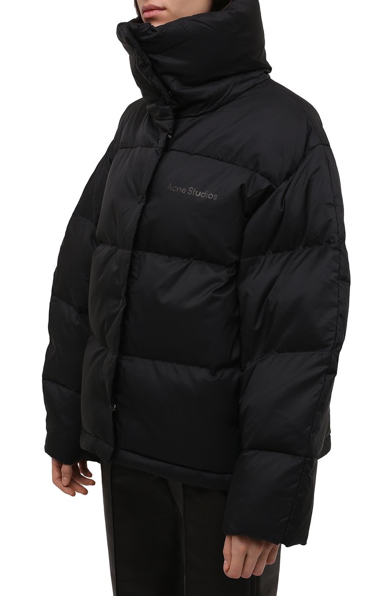 Женский пуховик ACNE STUDIOS черного цвета, арт. A90366 | Фото 3 (Длина (верхняя одежда): Короткие; Материал подклада: Синтетический материал; Материал внешний: Синтетический материал; Рукава: Длинные; Материал утеплителя: Пух и перо; Кросс-КТ: Пуховик; Стили: Спорт-шик)