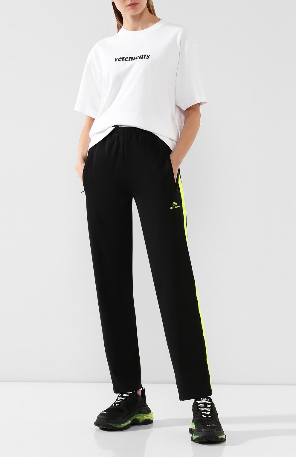 Хлопковая футболка VETEMENTS белого цвета по цене 16450 руб., арт. SS20TR304 1610/W/WHITE, фото 2 Хлопковая футболка VETEMENTS, арт. SS20TR304 1610/W/WHITE, фото 2