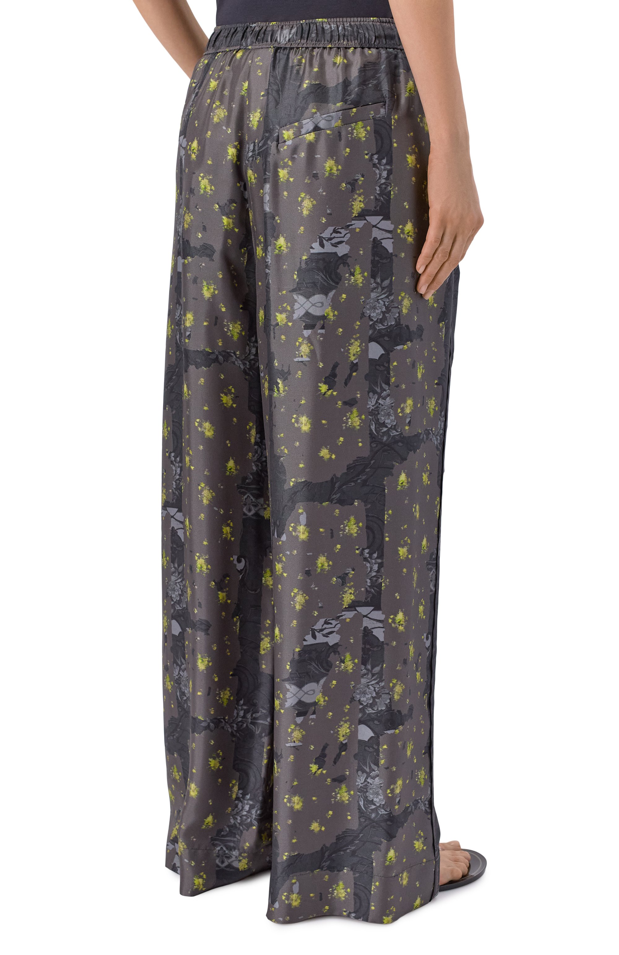 Шелковые брюки GANNI темно-серого цвета по цене 54300 руб., арт. A1080121, фото 4 Шелковые брюки GANNI, арт. A1080121, фото 4