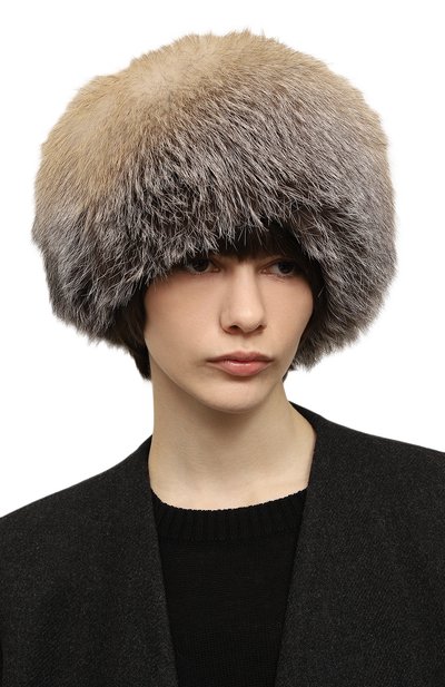 Шапка шарик из меха лисы FURLAND серого цвета по цене 83600 руб., арт. 0015309010133600000, фото 2 Шапка шарик из меха лисы FURLAND, арт. 0015309010133600000, фото 2