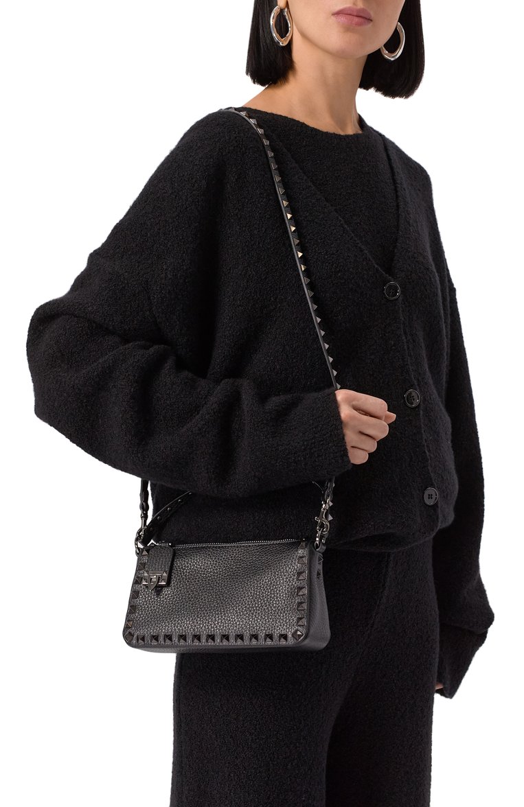 Женская сумка rockstud small VALENTINO черного цвета, арт. 5W2B0J47/HAD | Фото 2 (Ремень/цепочка: На ремешке; Драгоценные камни: Проставлено; Материал сплава: Проставлено; Материал: Натуральная кожа; Размер: small)
