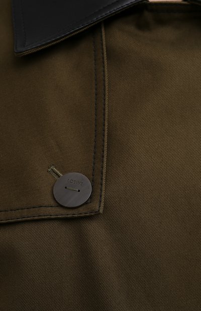 Хлопковый тренч LOEWE хаки цвета по цене 199500 руб., арт. S359338XAT, фото 5 Хлопковый тренч LOEWE, арт. S359338XAT, фото 5