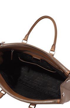 Мужская кожаная сумка-тоут PRADA коричневого цвета, арт. 2VG061-2FAD-F0401-OOF | Фото 5 (Размер: large; Ремень/цепочка: На ремешке; Материал сплава: Проставлено; Драгоценные камни: Проставлено; Материал: Натуральная кожа)