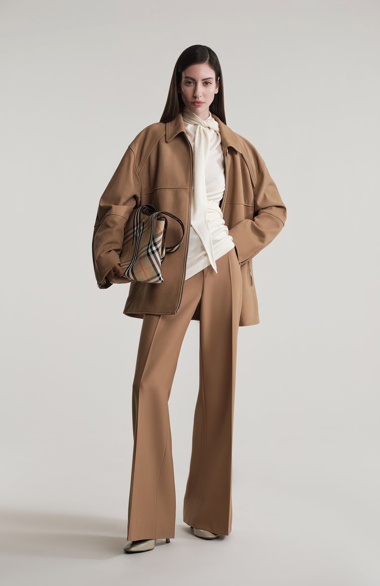 Женская сумка-тоут BURBERRY бежевого цвета, арт. 8094685 | Фото 9 (Материал сплава: Проставлено; Драгоценные камни: Проставлено; Размер: medium; Материал: Текстиль)