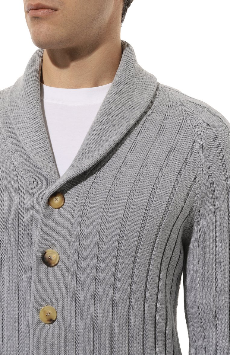 Мужской хлопковый кардиган BRUNELLO CUCINELLI серого цвета, арт. M2870B2303 | Фото 5 (Рукава: Длинные; Длина (для топов): Стандартные; Материал внешний: Хлопок; Мужское Кросс-КТ: Кардиган-одежда; Стили: Кэжуэл; Застежка: Пуговицы)