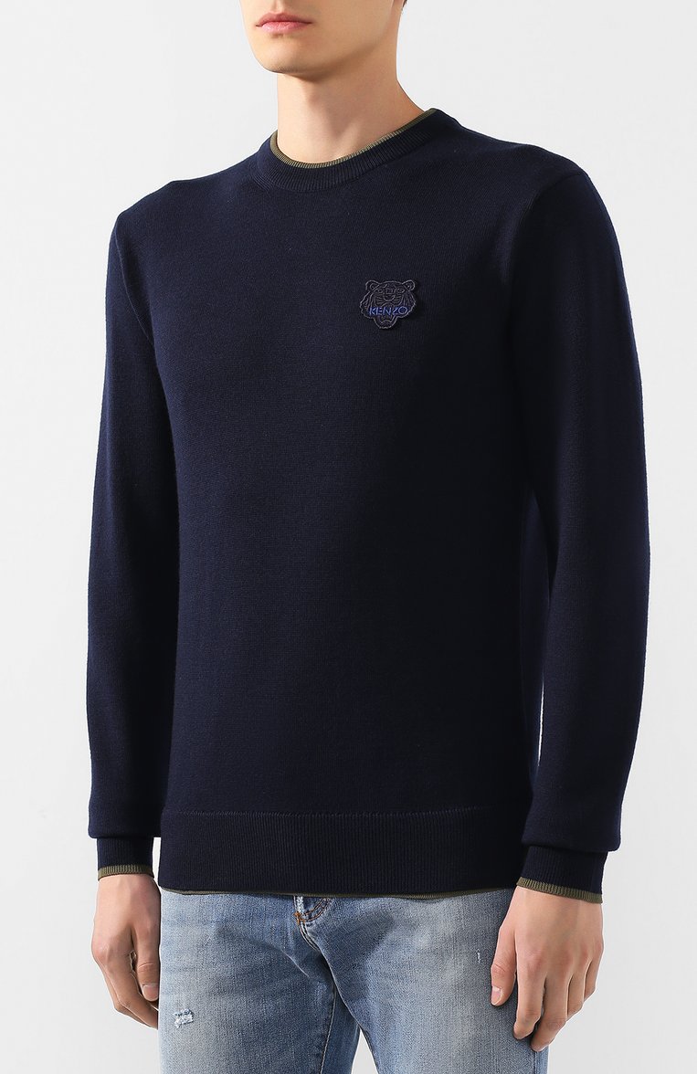 Мужской шерстяной джемпер KENZO темно-синего цвета, арт. F965PU2023AB | Фото 3 (Мужское Кросс-КТ: Джемперы; Рукава: Длинные; Рукава от горловины: Длинные; Длина (для топов): Стандартные; Материал внешний: Шерсть; Статус проверки: Проверено, Проверена категория; Принт: Без принта; Вырез: Круглый; Стили: Кэжуэл)