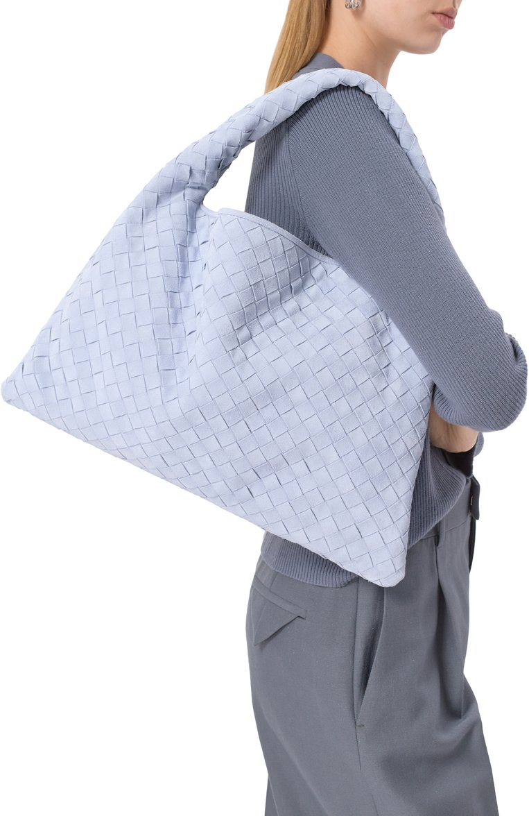 Женская сумка hop small BOTTEGA VENETA светло-голубого цвета, арт. 796262/V1QE3 | Фото 2 (Размер: small; Автоматизация ТО: Проставлено; Автоматизация состава: Проставлено; Материал: Натуральная кожа, Натуральная замша)