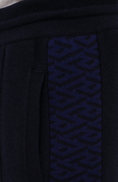 Мужские брюки из шерсти и кашемира VERSACE темно-синего цвета, арт. 1003617/1A02488 | Фото 5 (Мужское Кросс-КТ: Брюки-трикотаж; Материал внешний: Шерсть, Кашемир; Длина (брюки, джинсы): Стандартные; Случай: Повседневный; Материал сплава: Проставлено; Стили: Спорт-шик; Драгоценные камни: Проставлено)