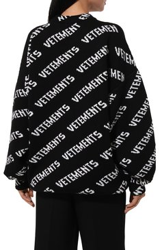 Мужские шерстяной свитер VETEMENTS черного цвета, арт. UA65KN220B/2901 KNIT | Фото 4 (Материал внешний: Шерсть; Стили: Кэжуэл; Женское Кросс-КТ: Свитер-одежда; Региональные ограничения белый список (Axapta Mercury): Не проставлено; Нос: Не проставлено; Принт: С принтом; Мужское Кросс-КТ: Свитер-одежда)