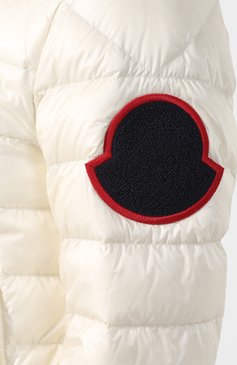 Мужской пуховый бомбер deltour MONCLER белого цвета, арт. E1-091-40363-94-53279 | Фото 5 (Материал утеплителя: Пух и перо; Материал внешний: Синтетический материал; Статус проверки: Проверена категория; Материал подклада: Синтетический материал; Принт: Без принта; Мужское Кросс-КТ: Пуховик-верхняя одежда, Верхняя одежда, пуховик-короткий; Длина (верхняя одежда): Короткие; Рукава: Длинные; Кросс-КТ: Пуховик, Куртка, бомбер; Стили: Кэжуэл; Материал внутренний: Не назначено; Драгоценные камни: Проставлено; Материал сплава: Проставлено)