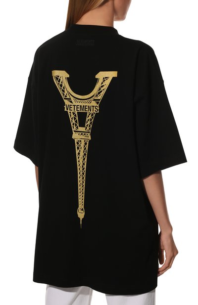 Хлопковая футболка VETEMENTS черного цвета по цене 44950 руб., арт. UA53TR250B 1611/W, фото 4 Хлопковая футболка VETEMENTS, арт. UA53TR250B 1611/W, фото 4