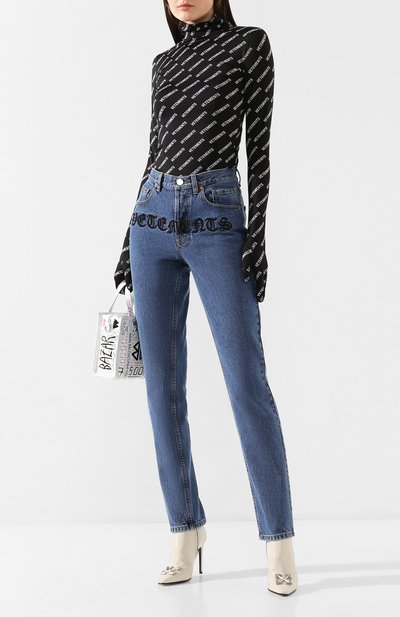 Джинсы VETEMENTS голубого цвета по цене 121000 руб., арт. SS20PA327 2801/W/BLUE, фото 2 Джинсы VETEMENTS, арт. SS20PA327 2801/W/BLUE, фото 2