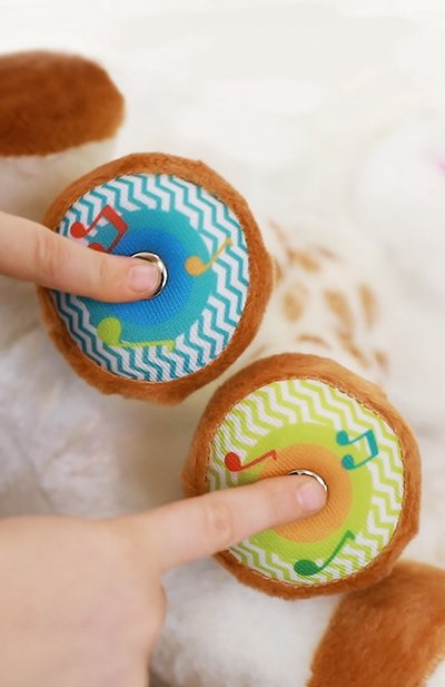 Музыкальная игрушка жирафик VULLI разноцветного цвета по цене 10230 руб., арт. 230806, фото 4 Музыкальная игрушка жирафик VULLI, арт. 230806, фото 4