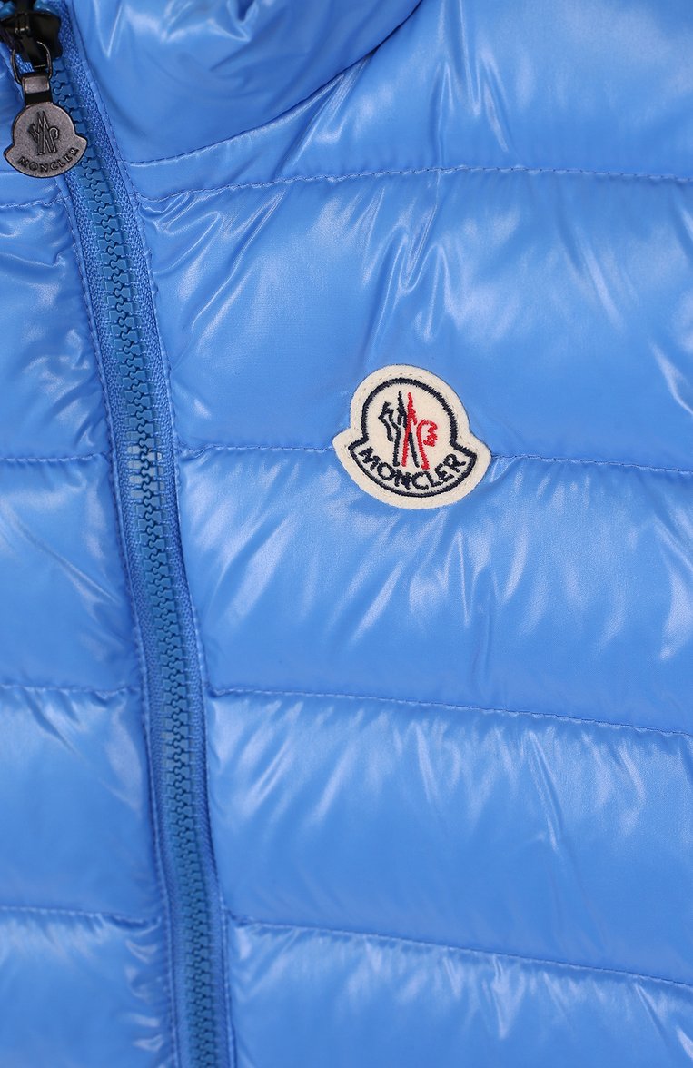 Детский стеганый жилет на молнии MONCLER ENFANT голубого цвета, арт. D2-954-48336-05-68950/8-10A | Фото 3 (Материал внешний: Синтетический материал; Девочки Кросс-КТ: Верхняя одежда; Статус проверки: Проверена категория, Требуются правки; Драгоценные камни: Проставлено; Материал сплава: Проверено, Проставлено; Рукава: Без рукавов; Кросс-КТ: Демисезон)