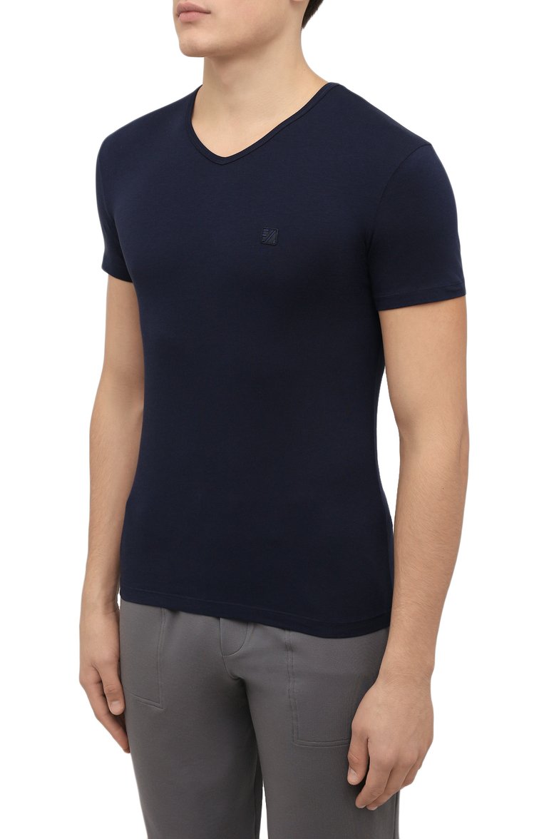 Мужская хлопковая футболка ZEGNA синего цвета, арт. N2M800010 | Фото 3 (Статус проверки: Проверено, Проверена категория; Длина (для топов): Стандартные; Рукава: Короткие; Материал внешний: Хлопок; Принт: Без принта; Стили: Кэжуэл; Мужское Кросс-КТ: Футболка-одежда; Кросс-КТ: Джерси; Автоматизация состава: Проставлено; Автоматизация Diginetica: Проверено; Автоматизация ТО: Проставлено; Детали: Декор)