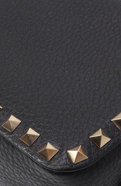 Женская сумка rockstud VALENTINO черного цвета, арт. 5W2B0809/VSF | Фото 3 (Размер: mini; Материал сплава: Проставлено; Материал: Натуральная кожа; Драгоценные камни: Проставлено; Ремень/цепочка: На ремешке)