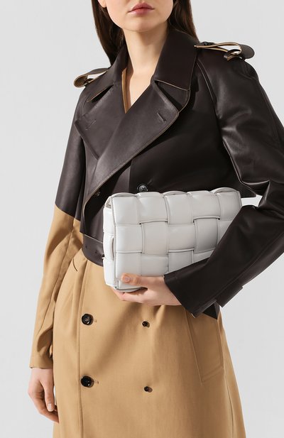 Сумка padded cassette BOTTEGA VENETA белого цвета по цене 470500 руб., арт. 591970/VCQR1, фото 2 Сумка padded cassette BOTTEGA VENETA, арт. 591970/VCQR1, фото 2
