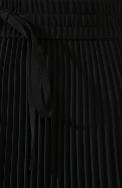 Плиссированная юбка REDVALENTINO черного цвета по цене 44800 руб., арт. RR3RAA05/TUF, фото 5 Плиссированная юбка REDVALENTINO, арт. RR3RAA05/TUF, фото 5