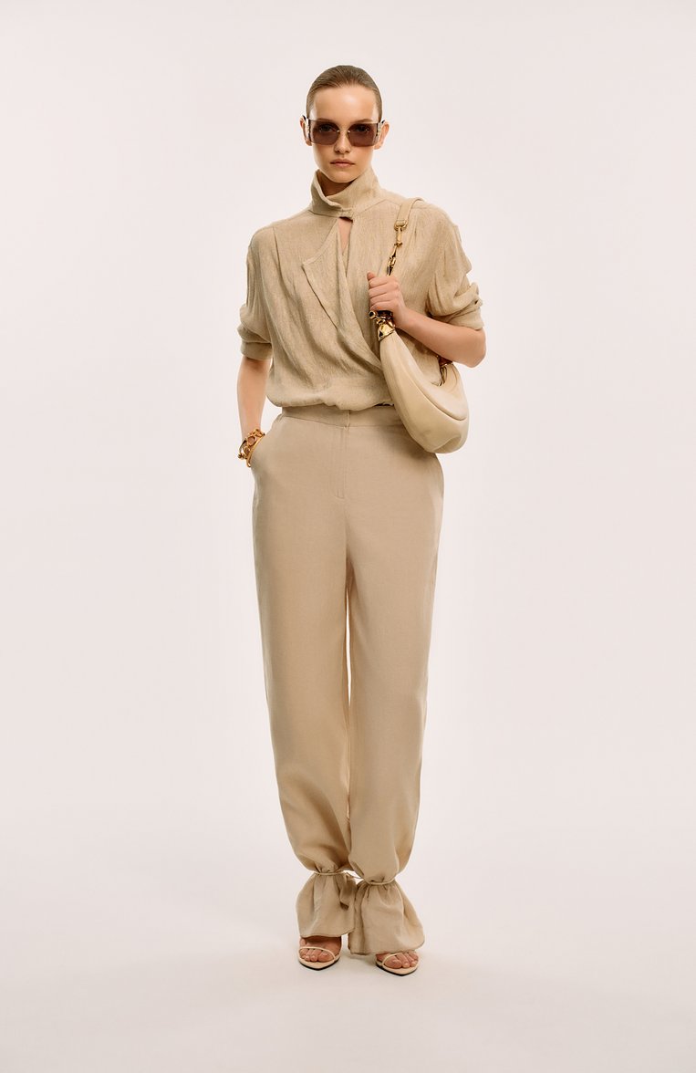 Женская блузка из вискозы и льна GIORGIO ARMANI бежевого цвета, арт. GW000816/TE13970 | Фото 7 (Длина (для топов): Удлиненные; Автоматизация состава: Проставлено; Рукава: Длинные; Материал внешний: Вискоза, Лен; Автоматизация ТО: Пр�оставлено; Женское Кросс-КТ: Блуза-одежда; Детали: Без декора; Принт: Без принта; Стили: Кэжуэл)