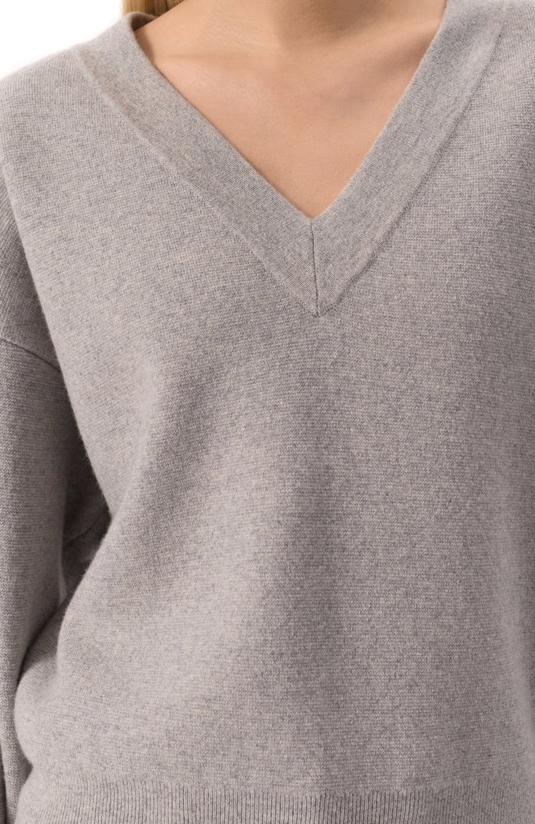 Женский кашемировый пуловер EXTREME CASHMERE серого цвета, арт. 316-003-13-TU-01 | Фото 5 (Длина (для топов): Стандартные; Материал внешний: Шерсть, Кашемир; Рукава: Длинные; Женское Кросс-КТ: Пуловер-одежда; Стили: Кэжуэл)