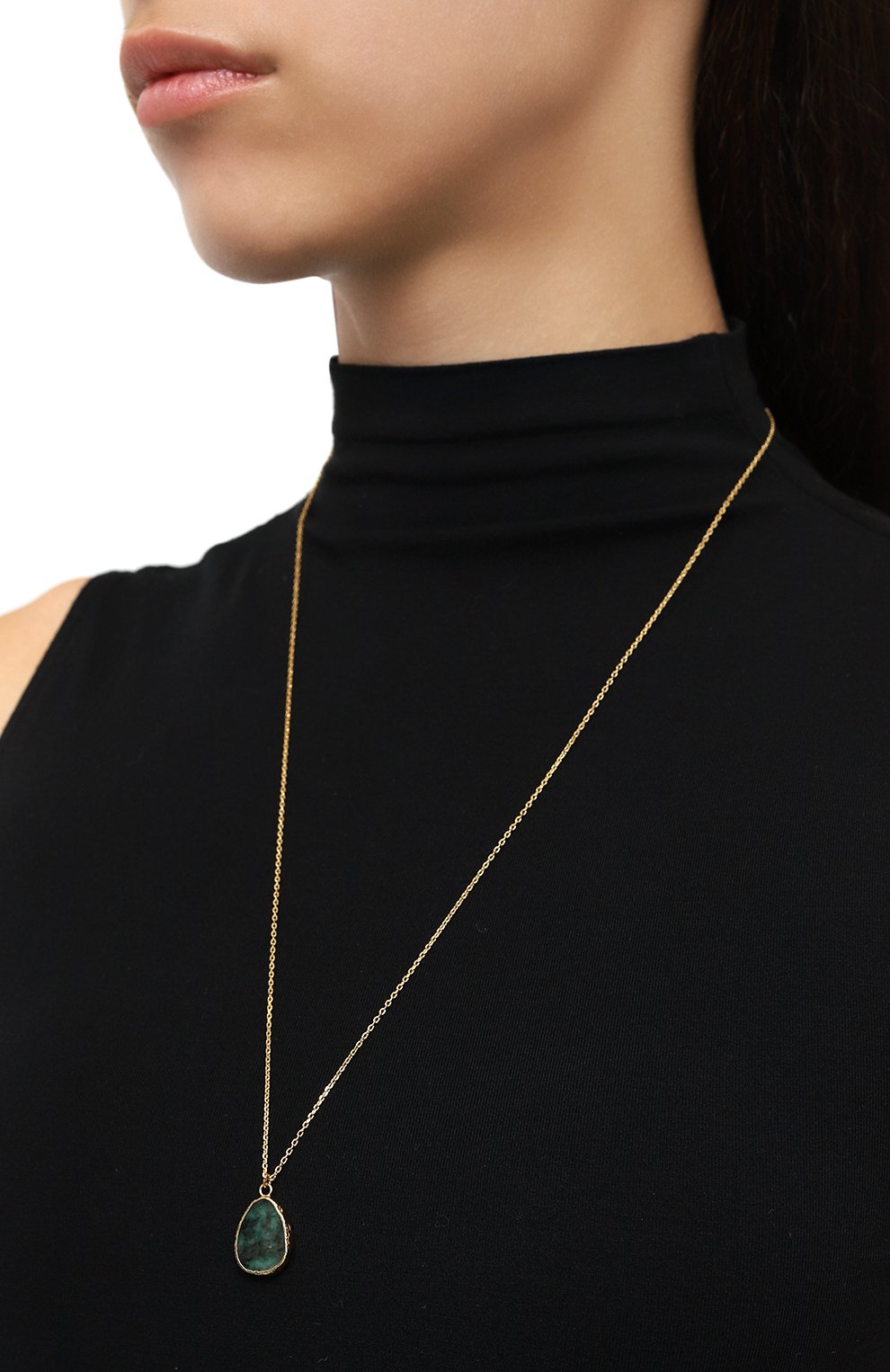 Подвеска на цепочке HANKA_IN темно-зеленого цвета по цене 16100 руб., арт. KAR-LG63-EMER-0.5M, фото 2 Подвеска на цепочке HANKA_IN, арт. KAR-LG63-EMER-0.5M, фото 2