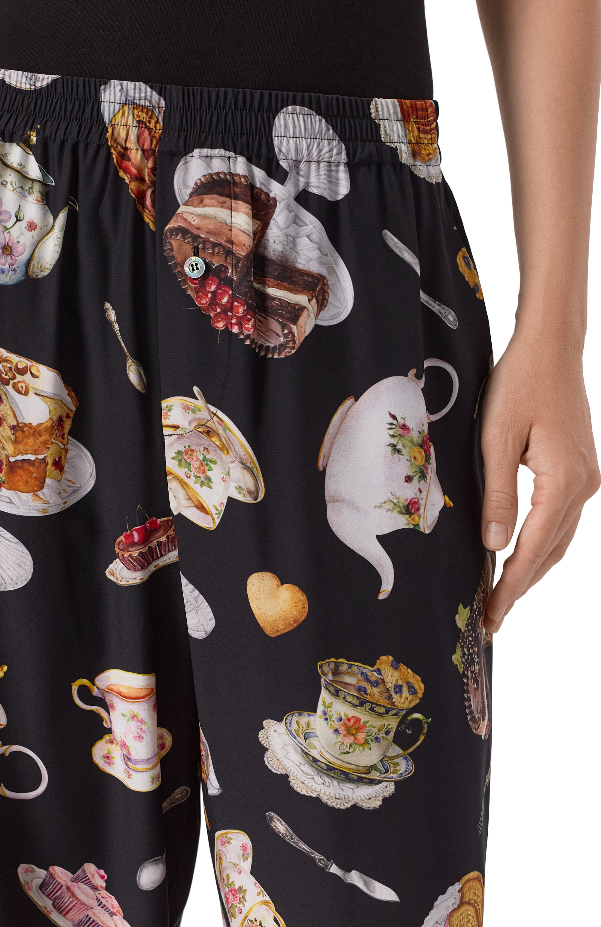 Шелковые брюки MOSCHINO черного цвета по цене 103500 руб., арт. A0328/5559, фото 5 Шелковые брюки MOSCHINO, арт. A0328/5559, фото 5