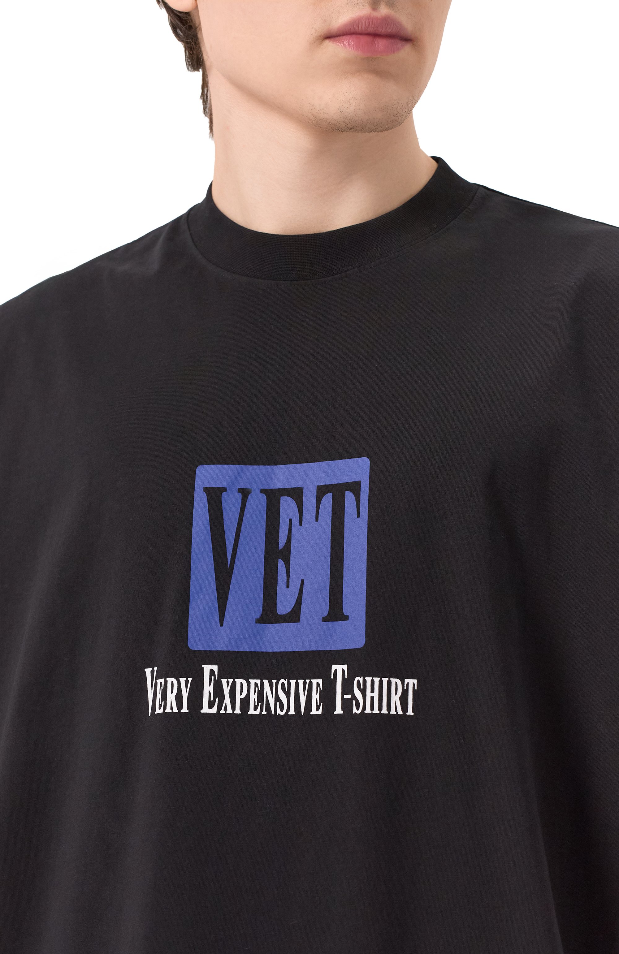 Хлопковая футболка VETEMENTS черного цвета по цене 61550 руб., арт. UA66TR685B, фото 5 Хлопковая футболка VETEMENTS, арт. UA66TR685B, фото 5
