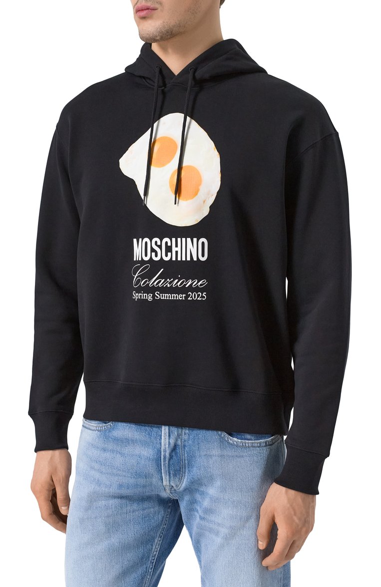 Мужской хлопковое худи MOSCHINO черного цвета, арт. A1708/0228 | Фото 3 (Длина (для топов): Стандартные; Рукава: Длинные; Принт: С принтом; Мужское Кросс-КТ: Худи-одежда; Стили: Спорт-шик; Материал внешний: Хлопок; Автоматизация ТО: Проставлено; Автоматизация состава: Проставлено; Детали: Без декора)