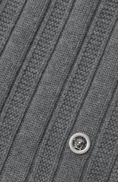 Шерстяной шарф VERSACE серого цвета по цене 57650 руб., арт. 1014176/1A09351, фото 3 Шерстяной шарф VERSACE, арт. 1014176/1A09351, фото 3