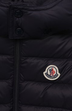 Детского пуховая куртка MONCLER темно-синего цвета, арт. G2-951-1A525-00-53079 | Фото 3 (Материал внешний: Синтетический материал; Кросс-КТ НВ: Куртки; Материал сплава: Проставлено; Нос: Не проставлено; Материал подклада: Синтетический материал; Материал утеплителя: Пух и перо; Ростовка одежда: 12 мес | 80 см, 18 мес | 86 см, 24 мес | 92 см, 36 мес | 98 см)