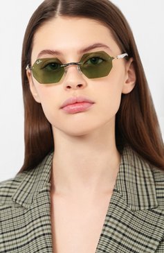 Женские солнц�езащитные очки RAY-BAN зеленого цвета, арт. 8061-003/2 | Фото 2 (Кросс-КТ: С/з-унисекс; Региональные ограничения белый список (Axapta Mercury): RU; Тип очков: С/з; Статус проверки: Проверена категория; Очки форма: Креативные, Прямоугольные; Оптика Гендер: оптика-унисекс)