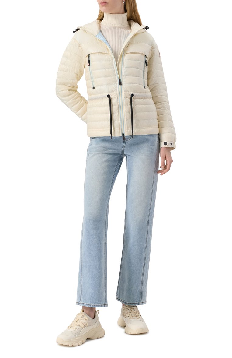 Женская пуховая куртка MONCLER GRENOBLE кремового цвета, арт. 1A000075/7595B | Фото 2 (Материал подклада: Синтетический материал; Материал внешний: Синтетический материал; Длина (верхняя одежда): Короткие; Рукава: Длинные; Стили: Спорт-шик; Кросс-КТ: Куртка, Утепленные; Автоматизация ТО: Проставлено; Автоматизация состава: Проставлено)