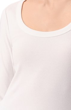 Женская хлопковый лонгслив TOTEME белого цвета, арт. 241-WRT1060-FB0094/047 | Фото 5 (Рукава: Длинные; Драгоценные камни: Проставлено; Материал сплава: Проставлено; Длина (для топов): Стандартные; Принт: Без принта; Стили: Минимализм; Материал внешний: Хлопок)