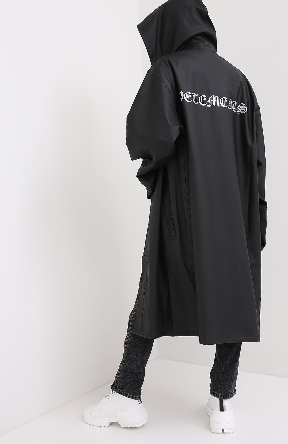 Плащ VETEMENTS черного цвета по цене 89950 руб., арт. UAH21JA025 1300/W, фото 6 Плащ VETEMENTS, арт. UAH21JA025 1300/W, фото 6