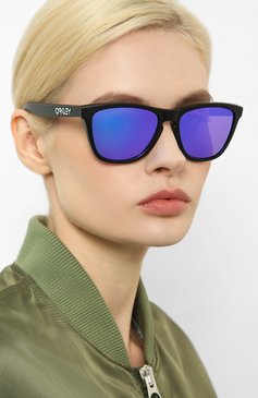 Женские солнцезащитные очки OAKLEY черного цвета, арт. 9013-9013H6 | Фото 2 (Кросс-КТ: С/з-унисекс; Региональные ограничения белый список (Axapta Mercury): Не проставлено, RU; Нос: Не проставлено; Материал: Пластик; Тип очков: С/з; Статус проверки: Проверена категория; Оптика Гендер: оптика-унисекс; Очки форма: Прямоугольные)