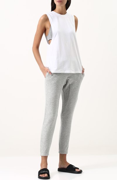 Укороченные хлопковые брюки CALVIN KLEIN серого цвета по цене 6770 руб., арт. QS5994E, фото 2 Укороченные хлопковые брюки CALVIN KLEIN, арт. QS5994E, фото 2