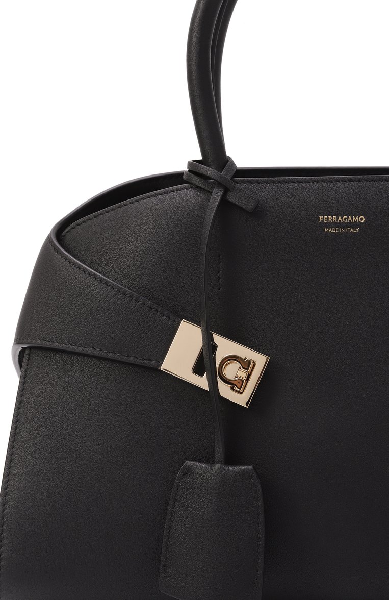 Женская сумка hug small FERRAGAMO черного цвета, арт. 215608/766761 | Фото 3 (Материал: Натуральная кожа; Ремень/цепочка: На ремешке; Размер: small)
