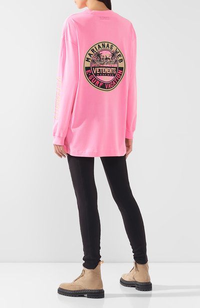Хлопковый лонгслив VETEMENTS розового цвета по цене 38750 руб., арт. UAH20TR665/W, фото 2 Хлопковый лонгслив VETEMENTS, арт. UAH20TR665/W, фото 2