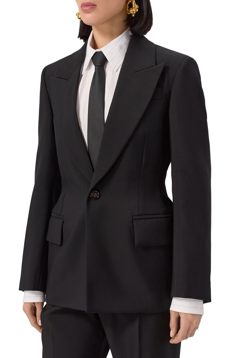 Женский шерстяной жакет BOTTEGA VENETA черного цвета, арт. 820067/V0B30 | Фото 3 (Автоматизация состава: Проставлено; Материал внешний: Шерсть; Автоматизация ТО: Проставлено; Рукава: Длинные; Длина (для топов): Стандартные; Кросс-КТ: костюм; Женское Кросс-КТ: Жакет-одежда; 1-2-бортные: Однобортные; Стили: Классический)
